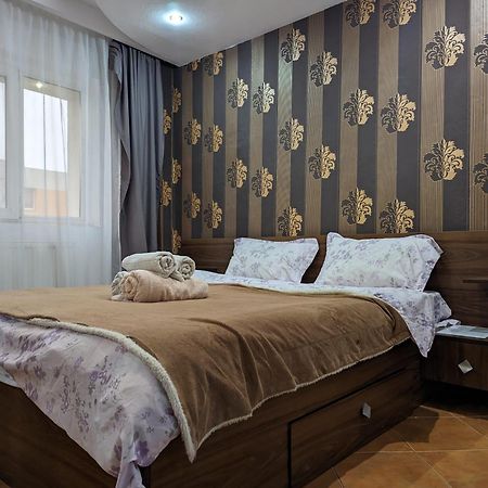 Modern Oasis With A Cozy Fireplace Your Stylish Apartment Minutes From Downtown Bucarest Extérieur photo