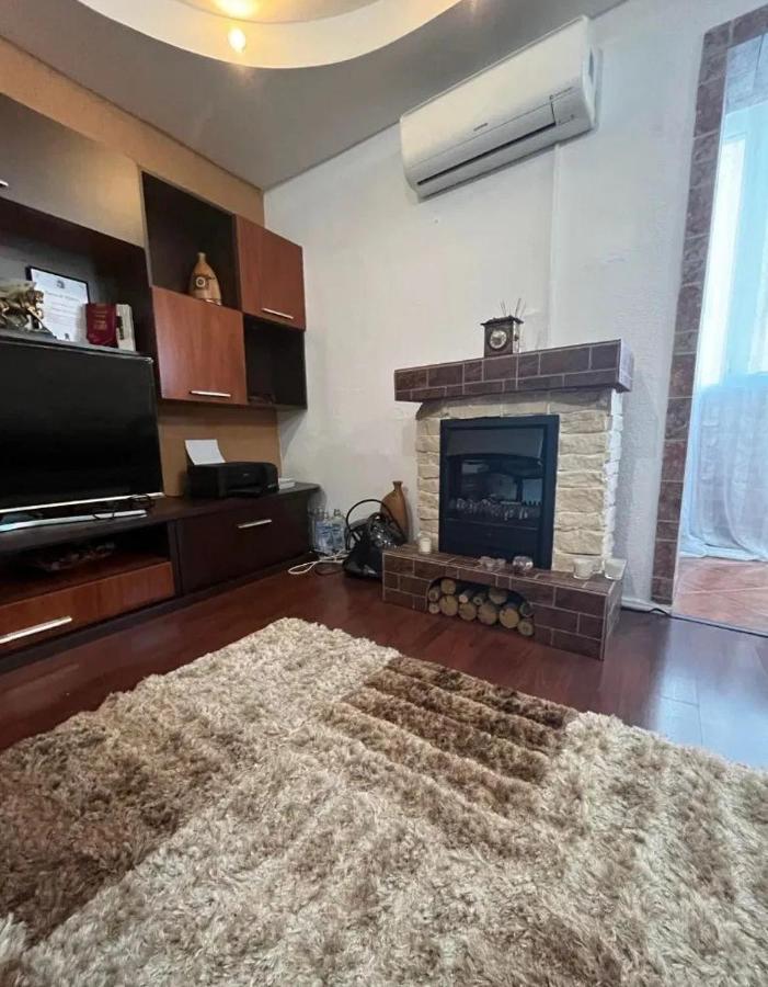 Modern Oasis With A Cozy Fireplace Your Stylish Apartment Minutes From Downtown Bucarest Extérieur photo