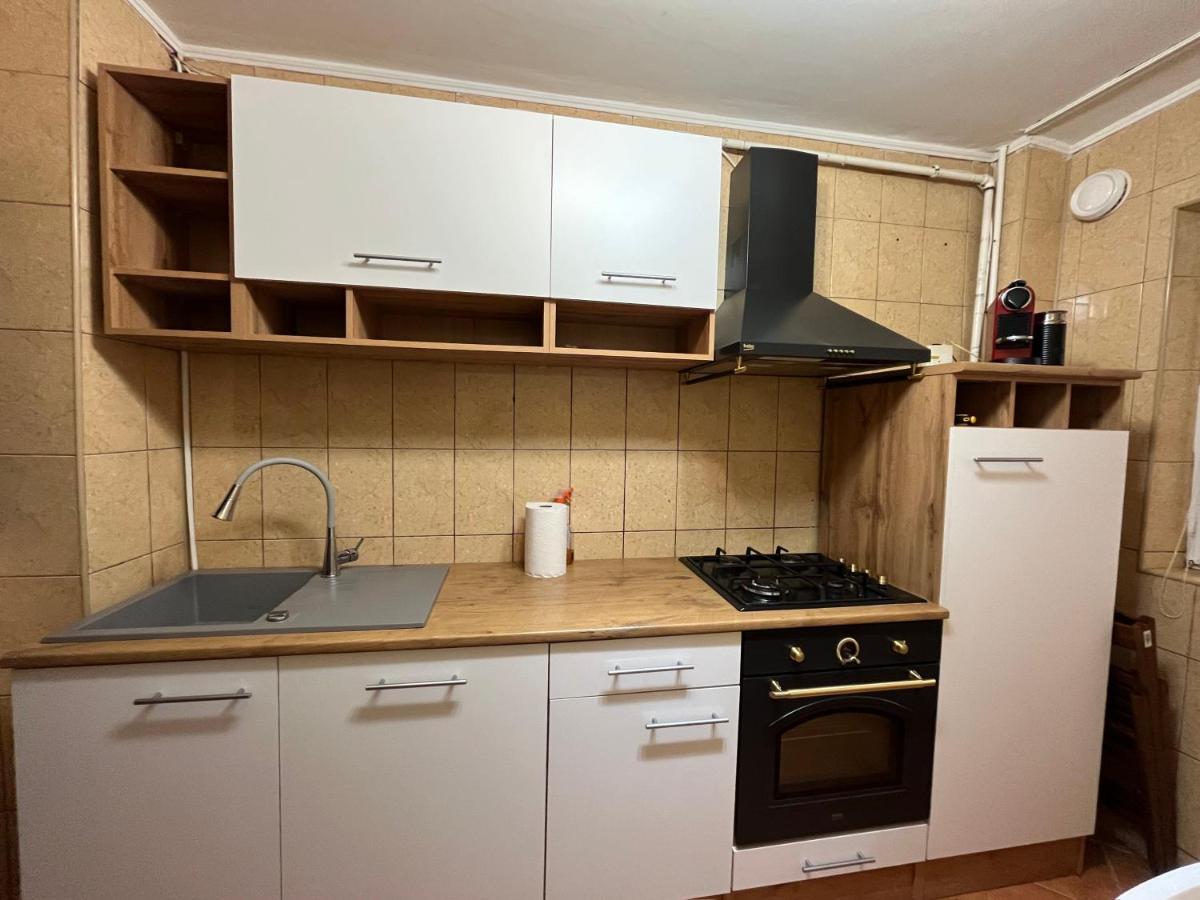 Modern Oasis With A Cozy Fireplace Your Stylish Apartment Minutes From Downtown Bucarest Extérieur photo