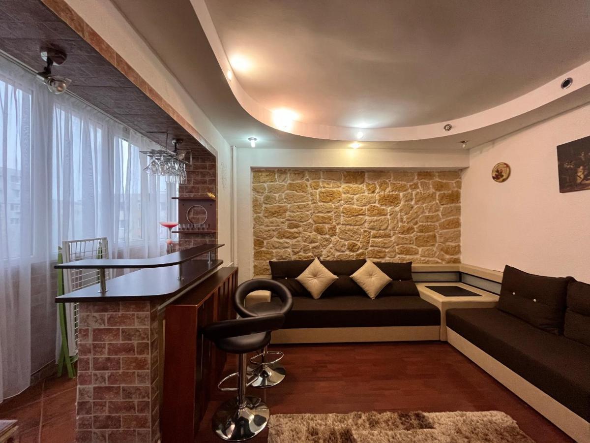 Modern Oasis With A Cozy Fireplace Your Stylish Apartment Minutes From Downtown Bucarest Extérieur photo